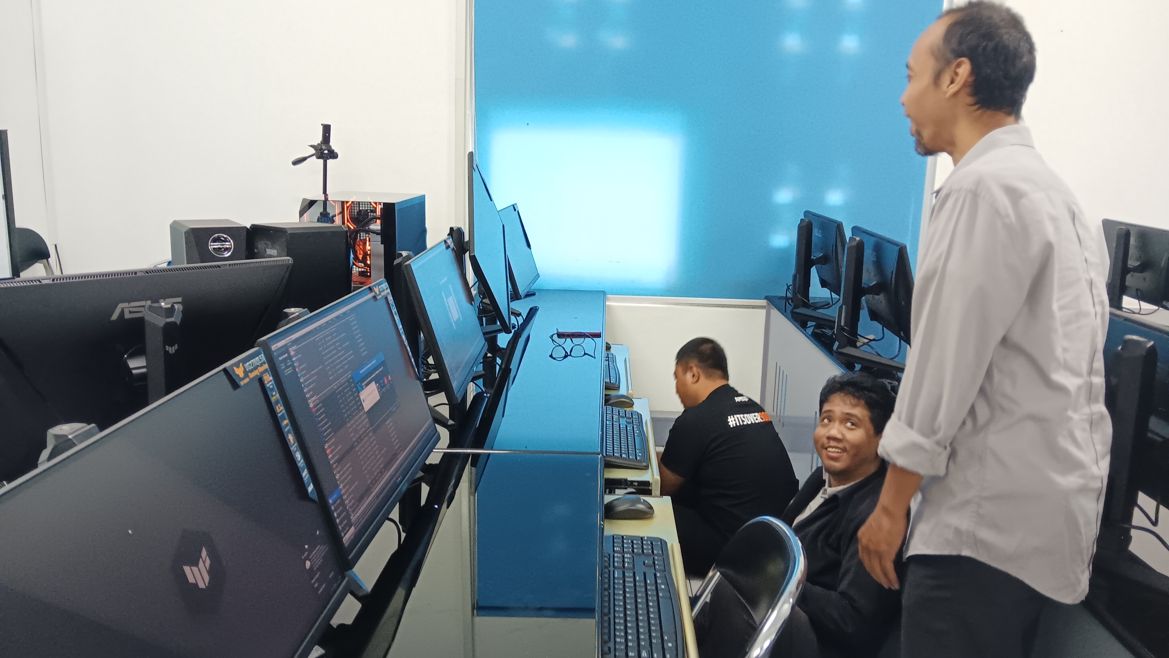 Proses Penggantian PC di Laboratorium 2.2.1 Berjalan Lancar